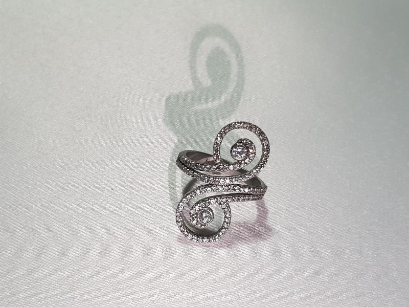 ZİRKON TAŞLARLA SÜSLÜ GÜMÜŞ YÜZÜK