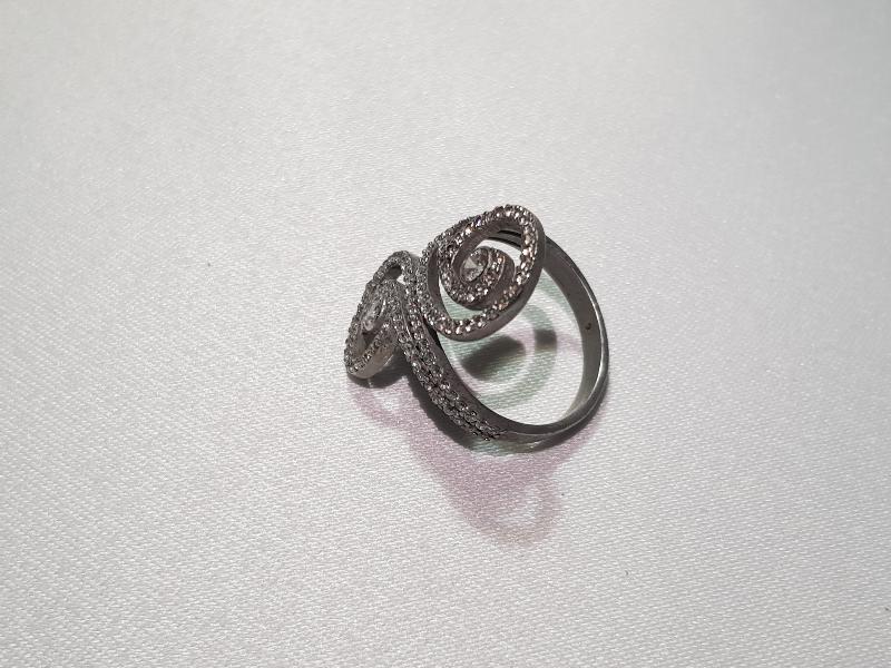 ZİRKON TAŞLARLA SÜSLÜ GÜMÜŞ YÜZÜK