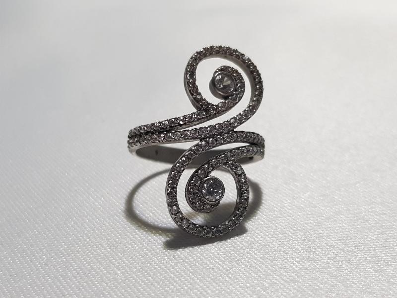 ZİRKON TAŞLARLA SÜSLÜ GÜMÜŞ YÜZÜK