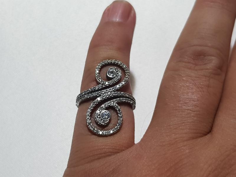 ZİRKON TAŞLARLA SÜSLÜ GÜMÜŞ YÜZÜK