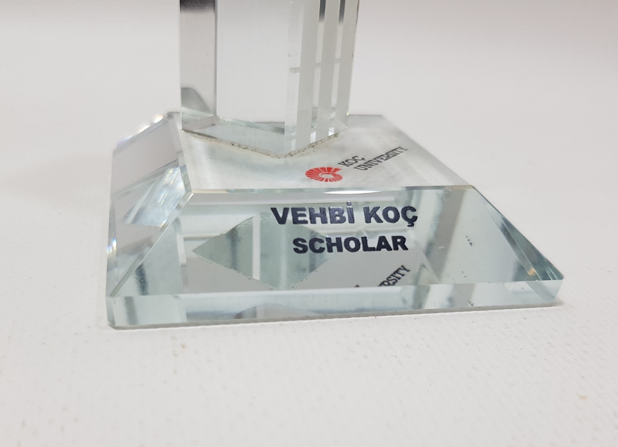 KOÇ UNİVERSITY VEHBİ KOÇ SCHOLAR PLAKET