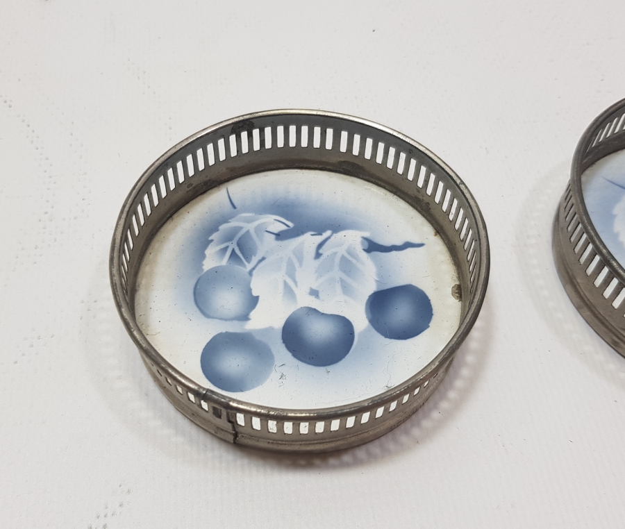 BİR ÇİFT ANTİKA PORSELEN BARDAK ALTLIĞI