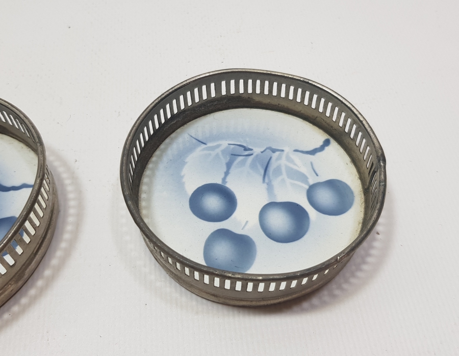 BİR ÇİFT ANTİKA PORSELEN BARDAK ALTLIĞI