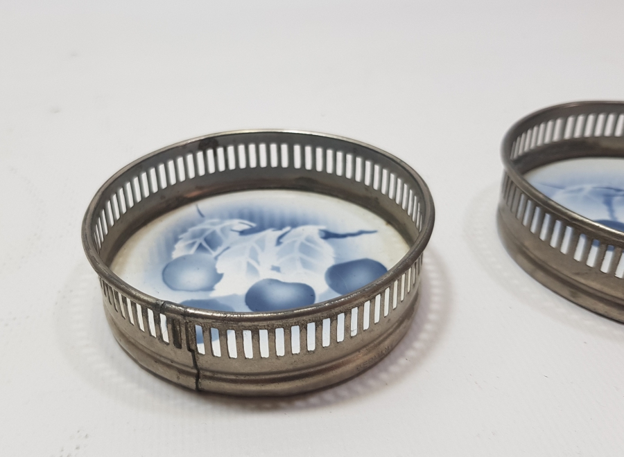 BİR ÇİFT ANTİKA PORSELEN BARDAK ALTLIĞI