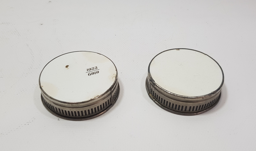 BİR ÇİFT ANTİKA PORSELEN BARDAK ALTLIĞI