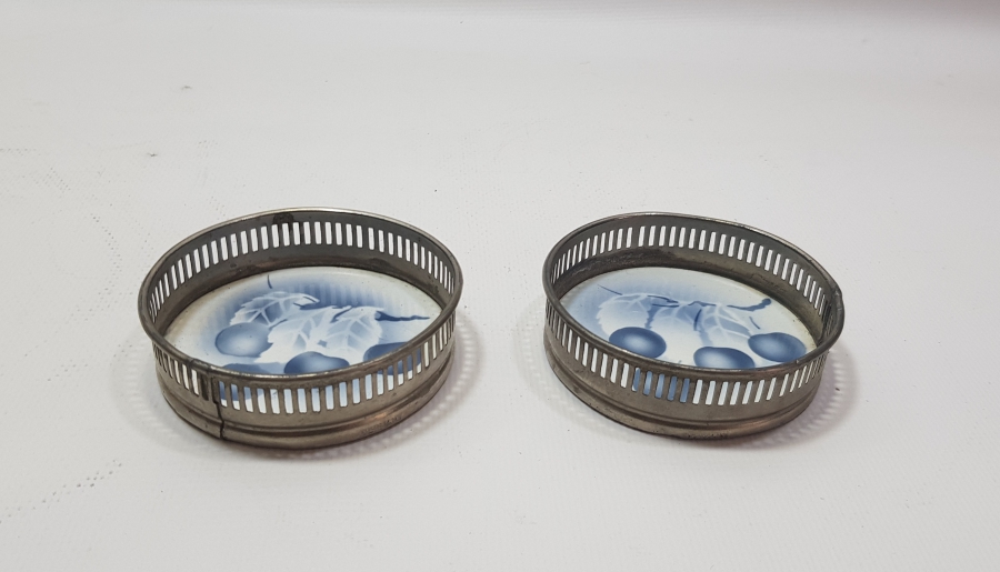 BİR ÇİFT ANTİKA PORSELEN BARDAK ALTLIĞI