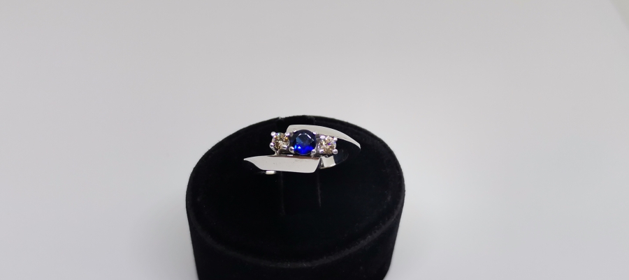 SAFİR VE PIRLANTA TAŞLI YILAN BAŞI MODELİ YÜZÜK