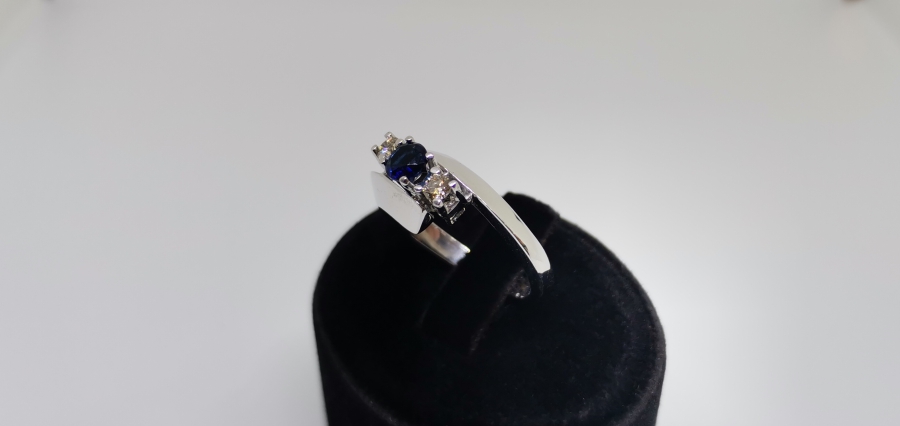 SAFİR VE PIRLANTA TAŞLI YILAN BAŞI MODELİ YÜZÜK