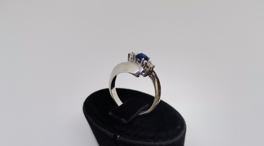 SAFİR VE PIRLANTA TAŞLI YILAN BAŞI MODELİ YÜZÜK