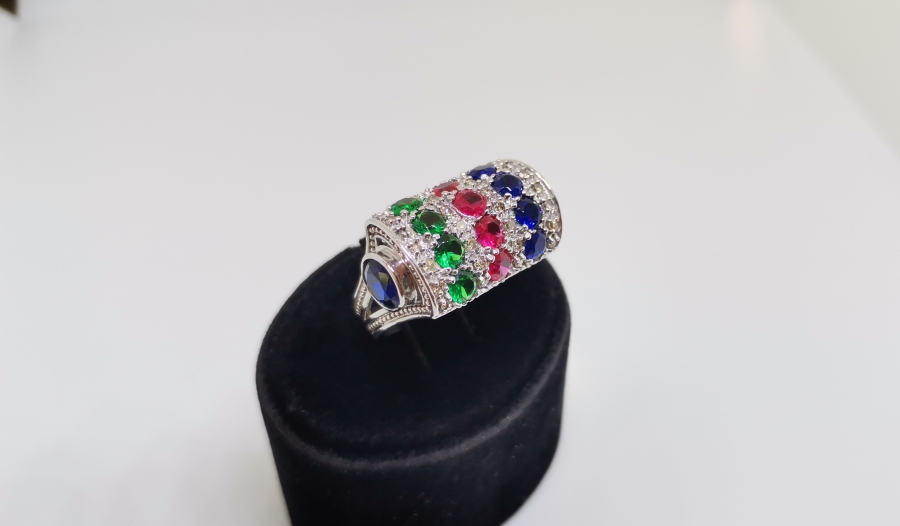 PIRLANTA VE ÇEŞİTLİ RENKLİ TAŞLARLA SÜSÜLÜ BÜYÜK BOY YÜZÜK