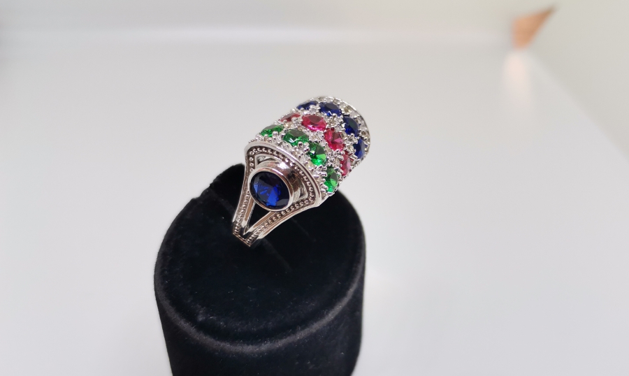 PIRLANTA VE ÇEŞİTLİ RENKLİ TAŞLARLA SÜSÜLÜ BÜYÜK BOY YÜZÜK