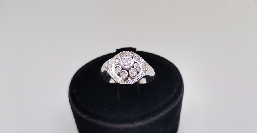 DİVANHANE ÇİVİSİ FORMUNDA YAPILMIŞ PIRLANTA TAŞLI YÜZÜK