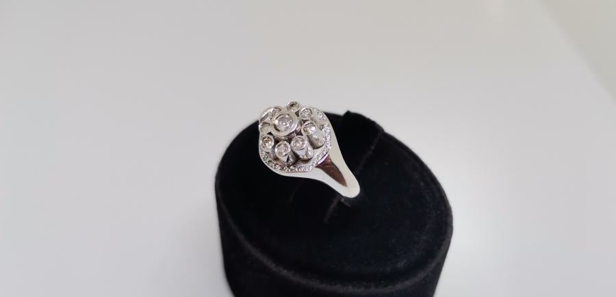 DİVANHANE ÇİVİSİ FORMUNDA YAPILMIŞ PIRLANTA TAŞLI YÜZÜK