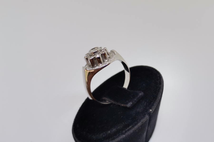 DİVANHANE ÇİVİSİ FORMUNDA YAPILMIŞ PIRLANTA TAŞLI YÜZÜK