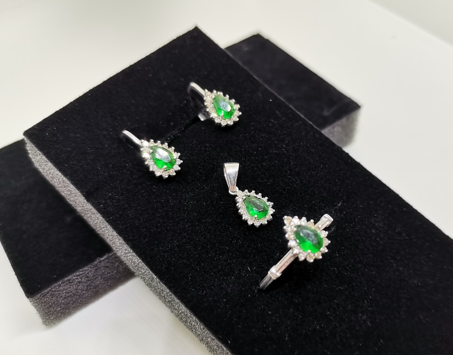 ZÜMRÜT VE PIRLANTA TAŞLI DAMLA MODELİ KOLYE KÜPE YÜZÜK TAKIMI