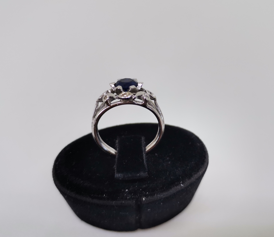 SAFİR VE PIRLANTA TAŞLI PAPATYA MODELİ YÜZÜK