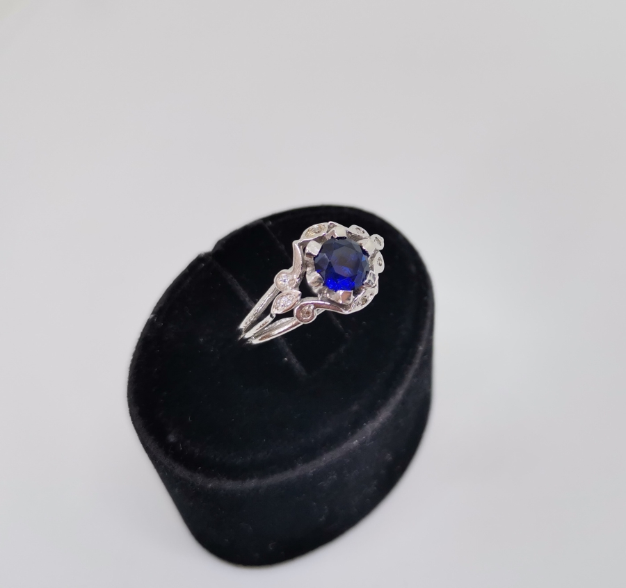 SAFİR VE PIRLANTA TAŞLI PAPATYA MODELİ YÜZÜK