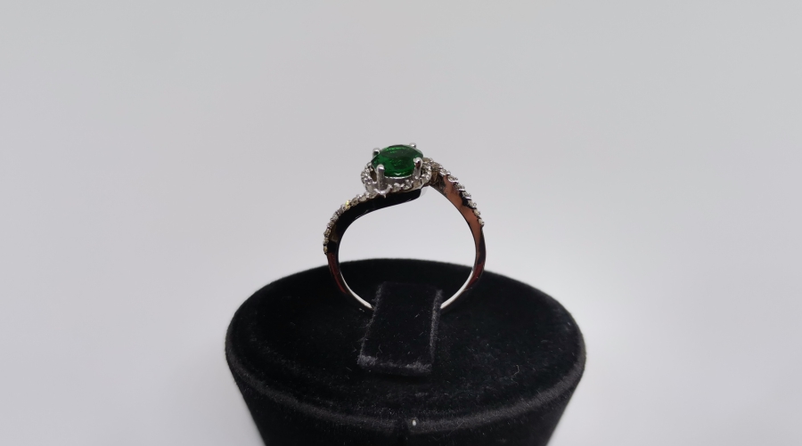 ZÜMRÜT VE PIRLANTA TAŞLI BAGET YÜZÜK