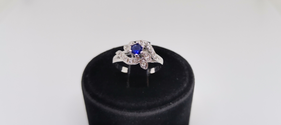 SAFİR VE PIRLANTA TAŞLI DAĞ ÇİÇEĞİ MODELİ YÜZÜK