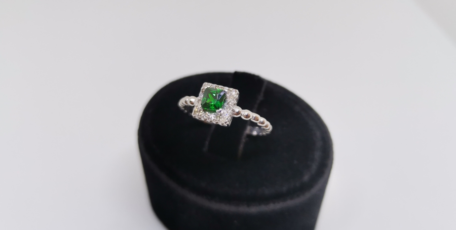 ZÜMRÜT VE PIRLANTA TAŞLI BAGET MODEL YÜZÜK