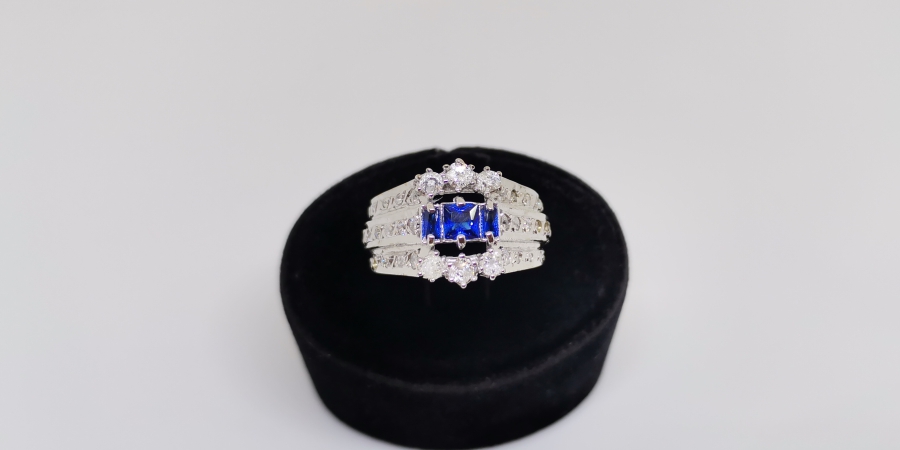 SAFİR VE PIRLANTA TAŞLI ÜÇTAŞLI MODEL YÜZÜK