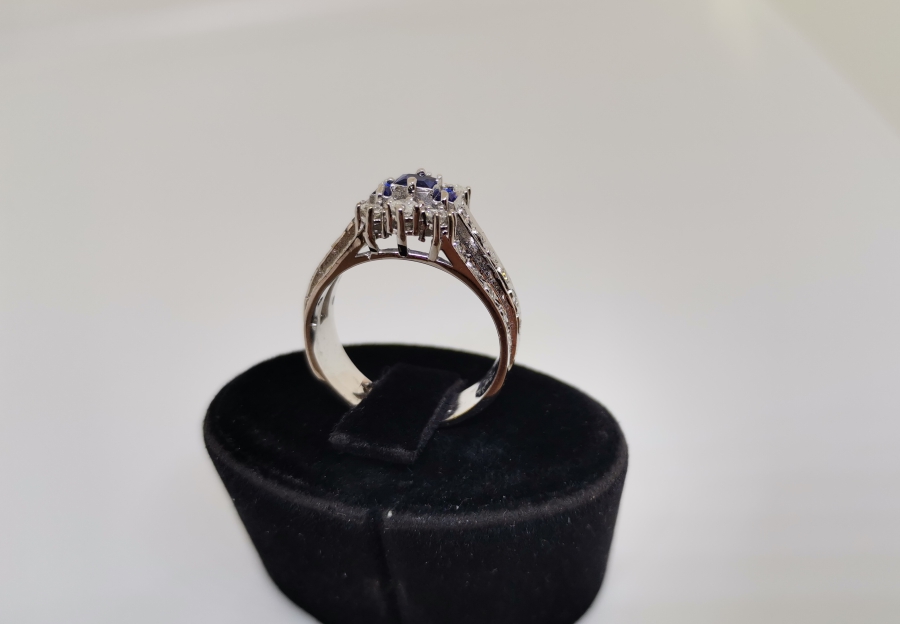 SAFİR VE PIRLANTA TAŞLI ÜÇTAŞLI MODEL YÜZÜK