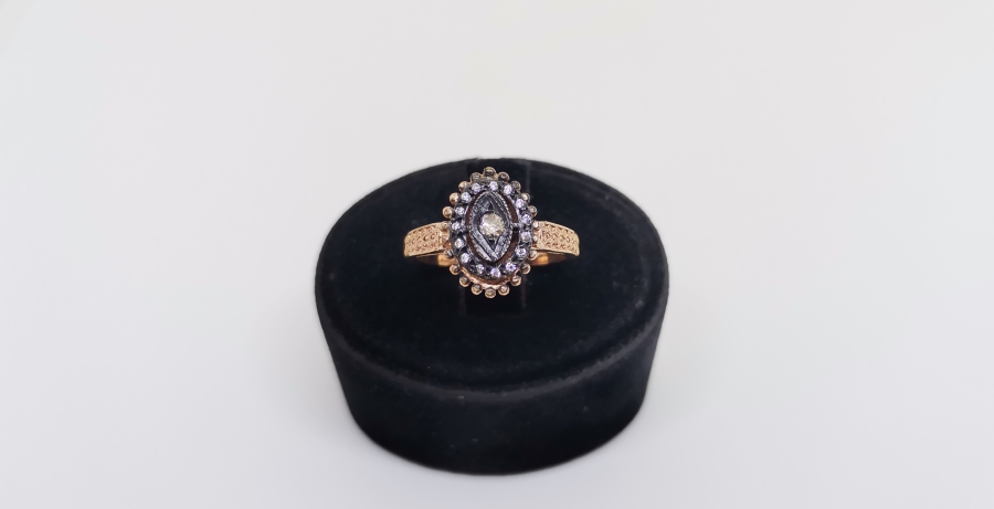 MEKİK MODELİ ELMAS TAŞLARLA SÜSLÜ YÜZÜK