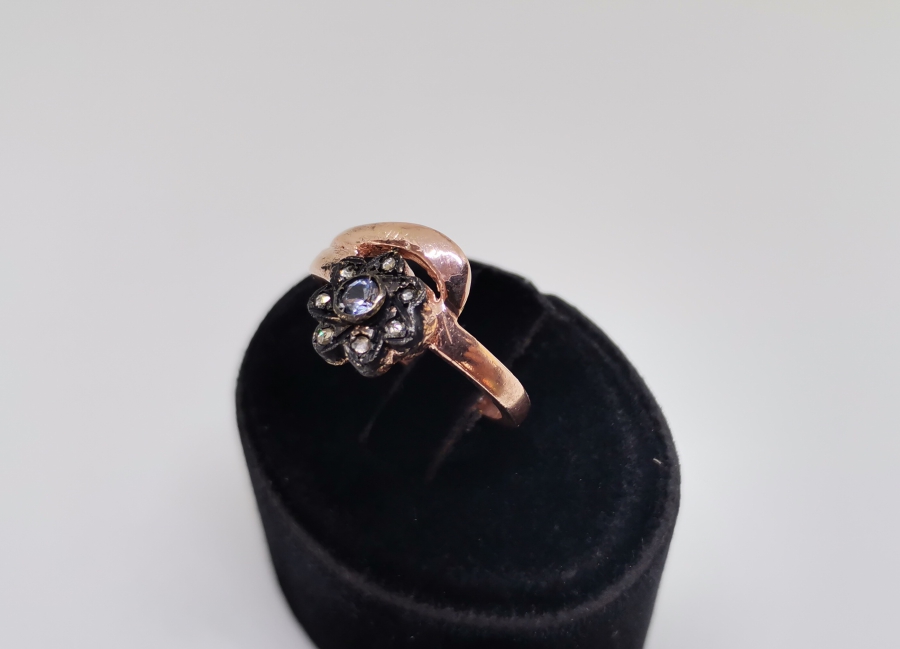 KAPALI GÜL MODELİ ELMAS TAŞLI YÜZÜK