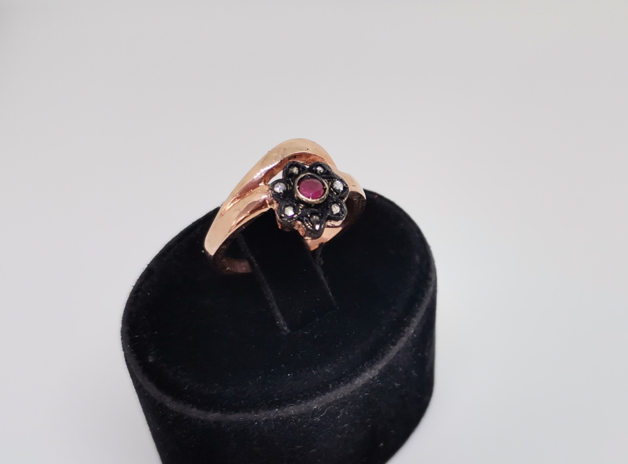 KAPALI GÜL MODELİ ELMAS VE YAKUT TAŞLI YÜZÜK