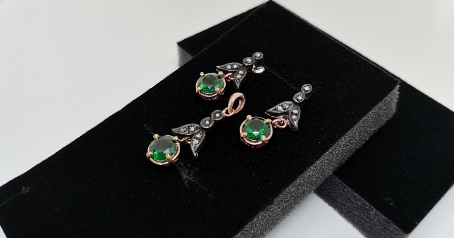 ZÜMRÜT VE ELMAS TAŞLI OVAL MODEL KOLYE KÜPE TAKIMI