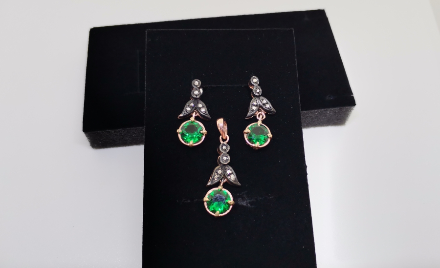 ZÜMRÜT VE ELMAS TAŞLI OVAL MODEL KOLYE KÜPE TAKIMI