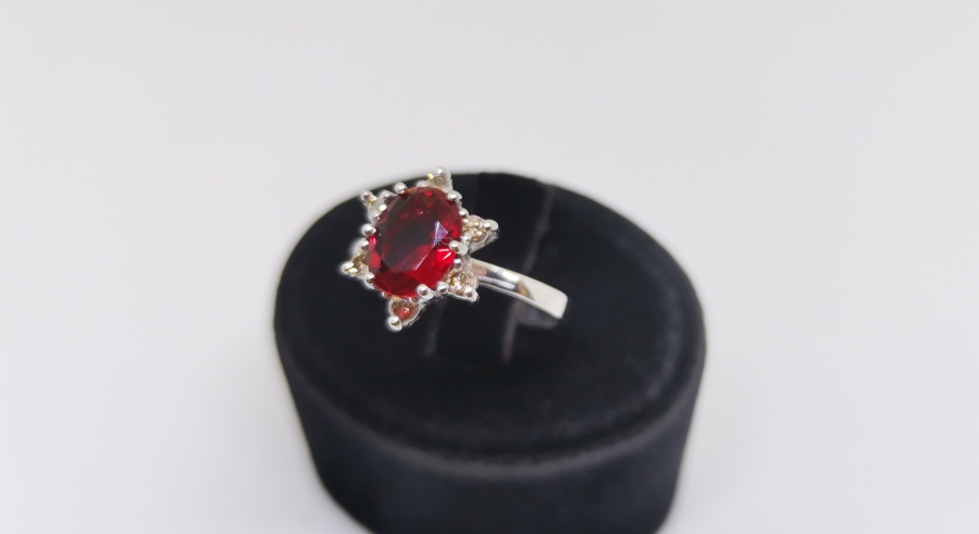 GARNET VE PIRLANTA TAŞLI YILDIZ MODELİ YÜZÜK