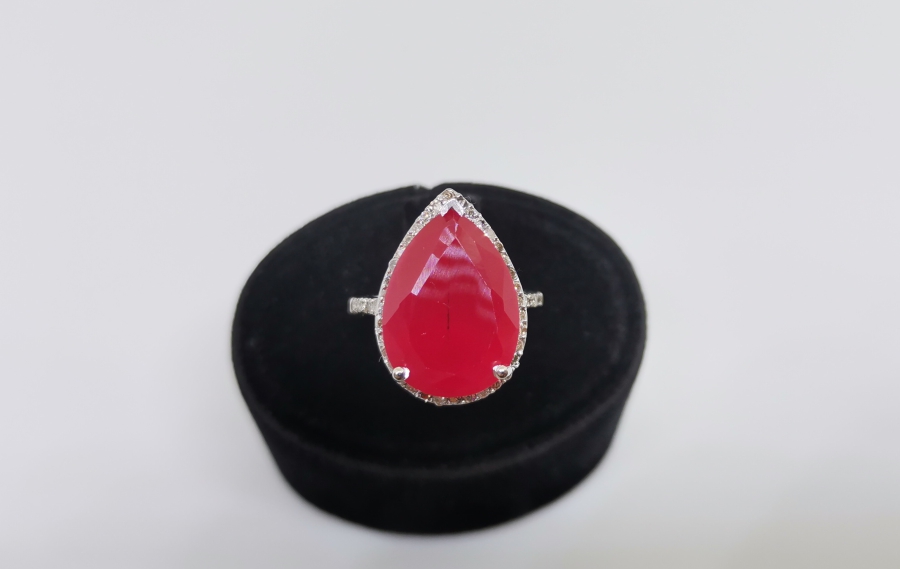 YAKUT VE PIRLANTA TAŞLI DAMLA MODELİ YÜZÜK