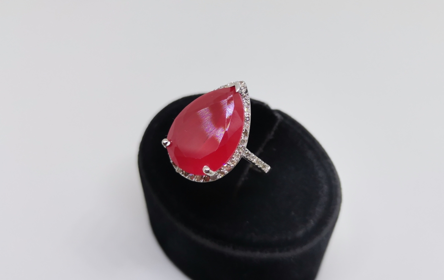 YAKUT VE PIRLANTA TAŞLI DAMLA MODELİ YÜZÜK