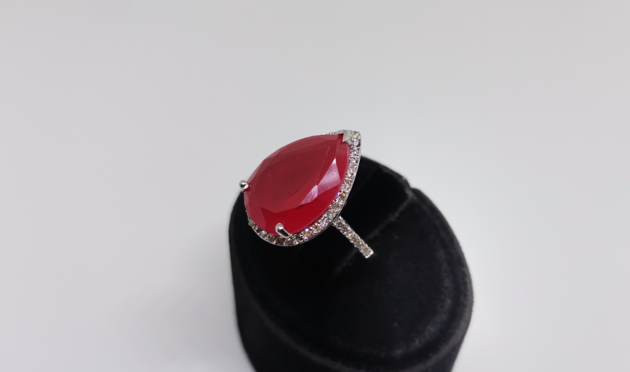 YAKUT VE PIRLANTA TAŞLI DAMLA MODELİ YÜZÜK