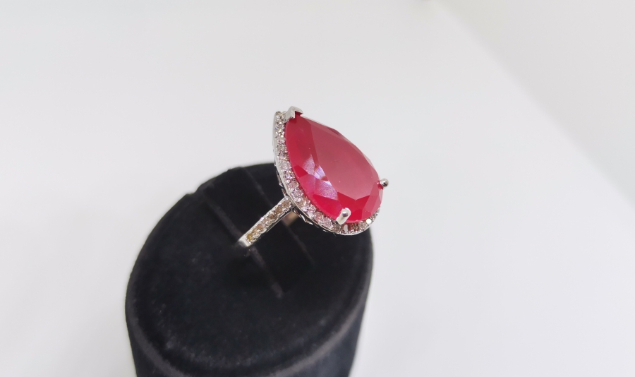 YAKUT VE PIRLANTA TAŞLI DAMLA MODELİ YÜZÜK