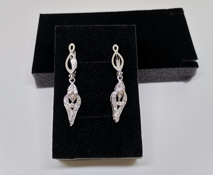 ÜST KISMI SONSUZLUK MODELLİ MEKİK FORMLU PIRLANTA KÜPE