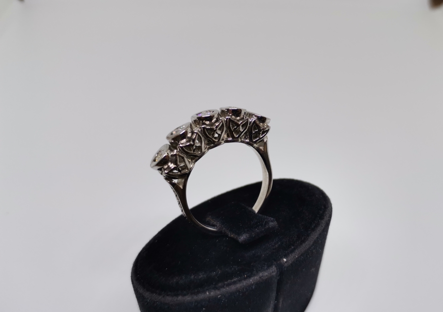 BEŞTAŞ MODEL OVAL MONTÜRLÜ YÜZÜK