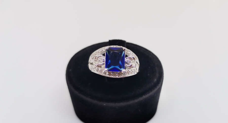 YAN KISIMLARI LALE MODELLİ PIRLANTA VE SAFİR TAŞLI YÜZÜK