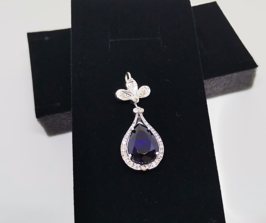 SAFİR VE PIRLANTA TAŞLI BÜYÜK DAMLA MODELİ KOLYE UCU