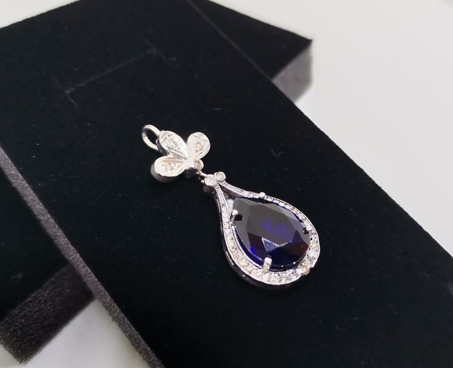 SAFİR VE PIRLANTA TAŞLI BÜYÜK DAMLA MODELİ KOLYE UCU