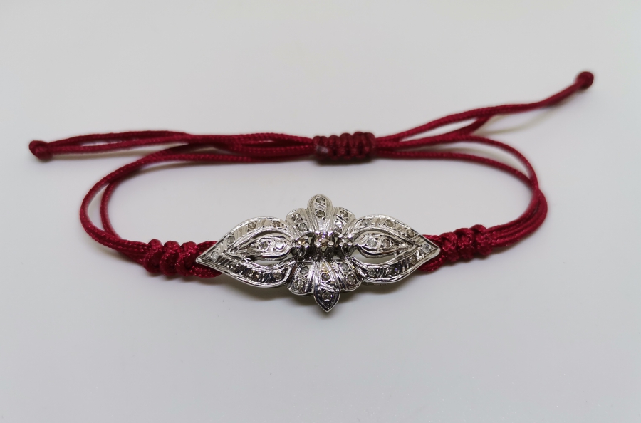 PIRLANTA TAŞLARLA SÜSLÜ MAKROME İPLİ BİLEKLİK