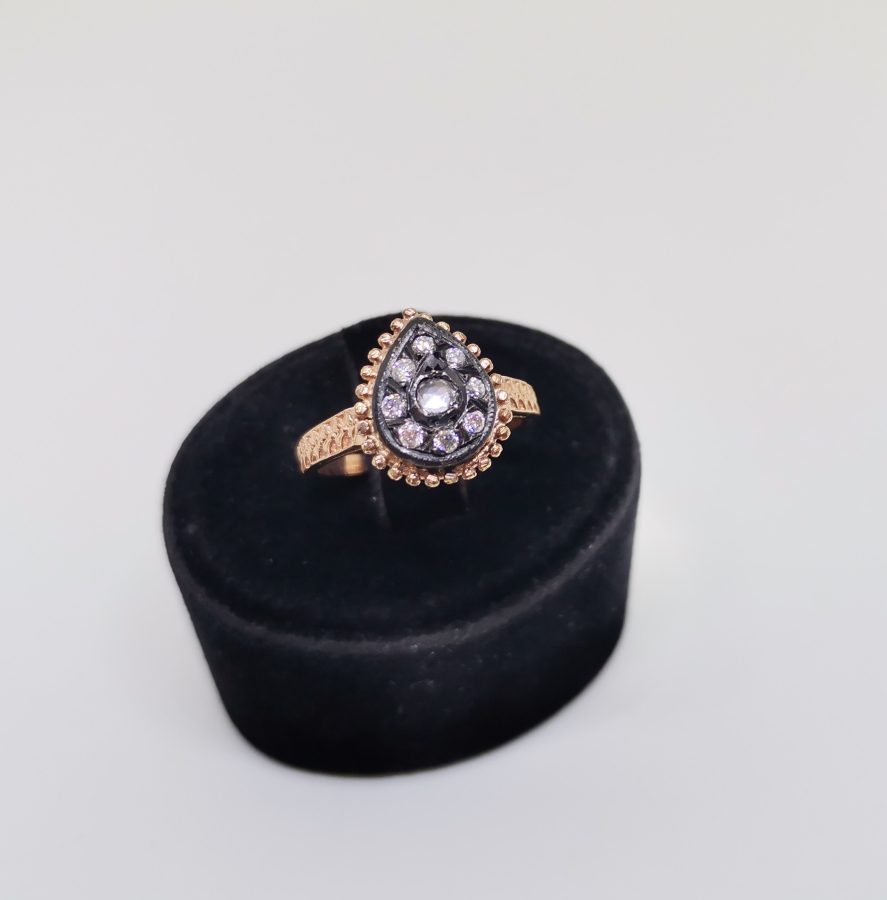 YAN KISIMLARI KABARTMA İŞÇİLİKLİ DAMLA MODELİ ELMAS TAŞLI YÜZÜK