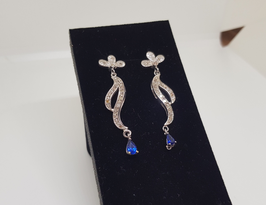 DALGALI MODEL SAFİR VE PIRLANTA TAŞLI KÜPE