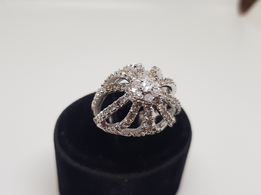 KRALİYET TACI FORMUNDA YAPILMIŞ PIRLANTA TAŞLI YÜZÜK