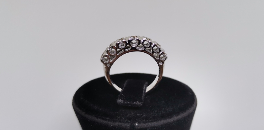 YEDİ TAŞ BULUNAN PIRLANTA YÜZÜK