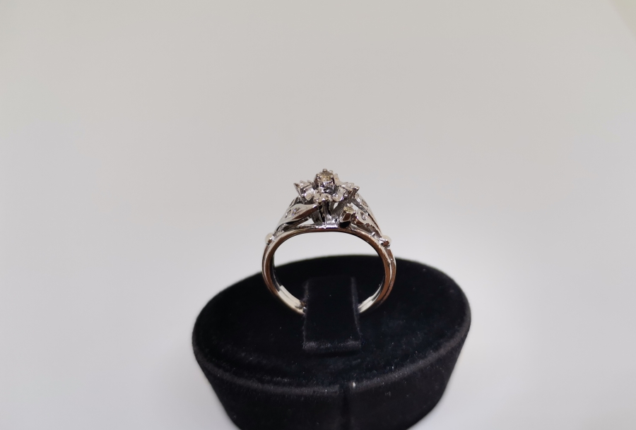 DİK KARE MODEL PIRLANTA YÜZÜK