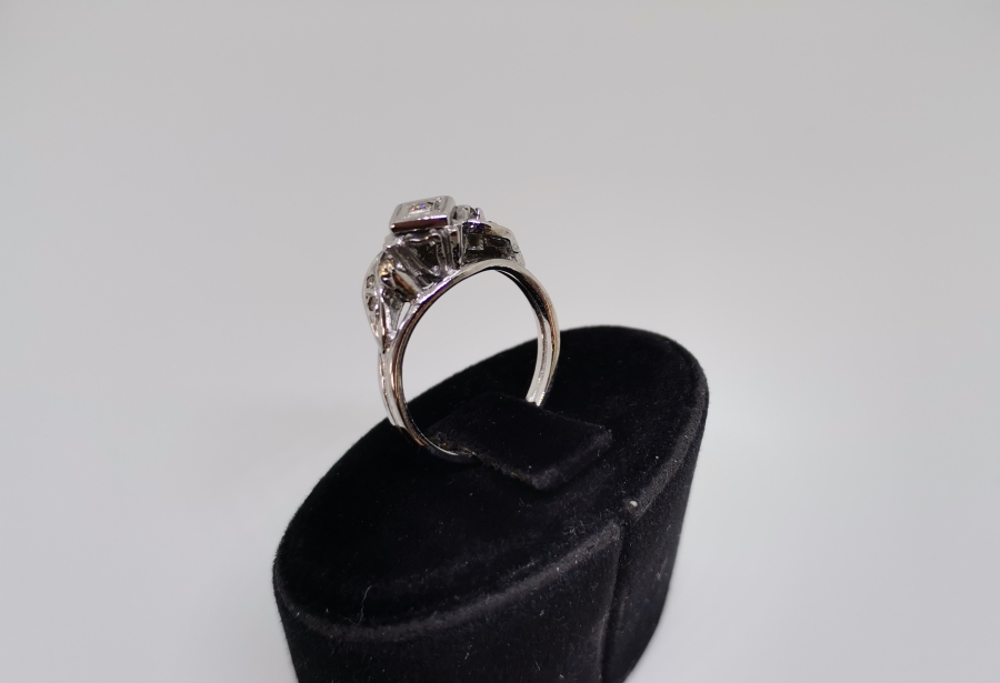 TAÇLI KARE MODELİ PIRLANTA TAŞLI YÜZÜK