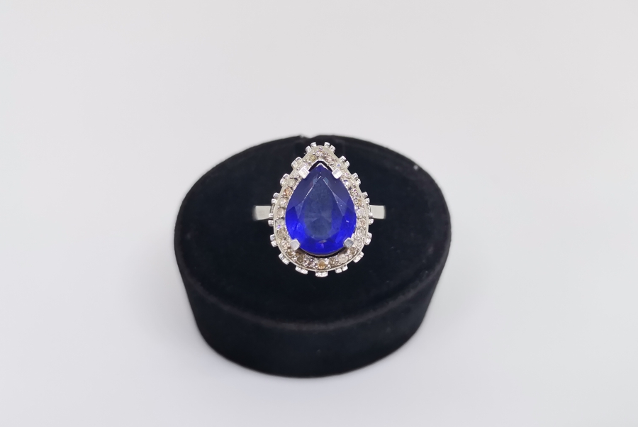 SAFİR VE PIRLANTA TAŞLI DAMLA MODEL YÜZÜK