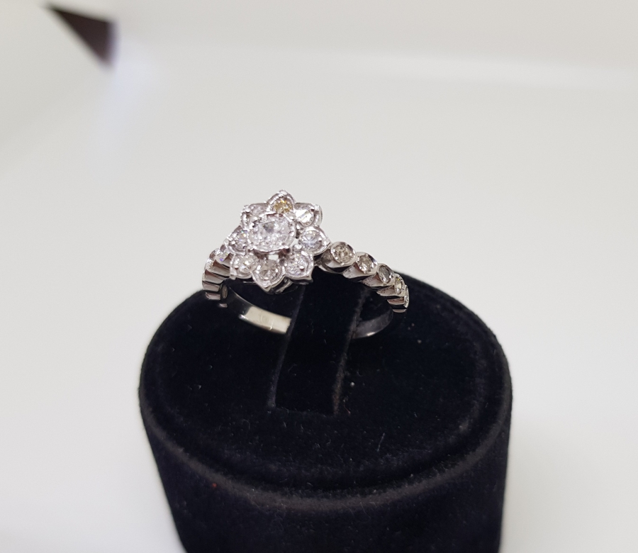 TAMTUR ÇİÇEK MODELİ PIRLANTA TAŞLI YÜZÜK